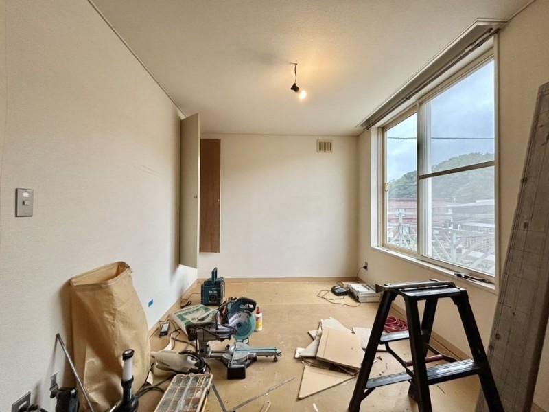 【リフォーム中　2階洋室】南東向きの6畳洋室です。南西向きの…