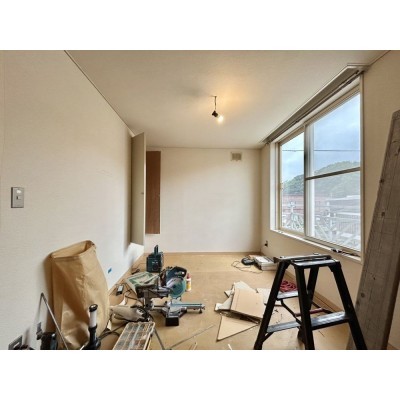 【リフォーム中　2階洋室】南東向きの6畳洋室です。南西向きの…