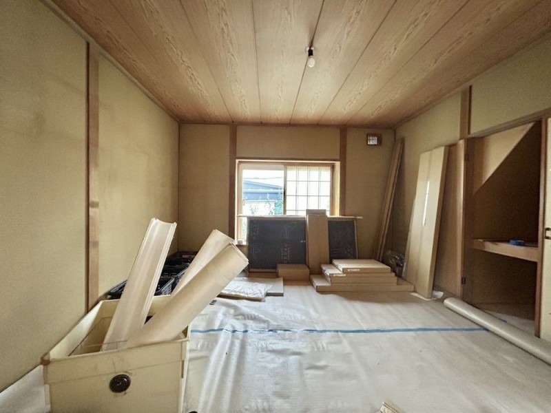 【リフォーム中　2階和室】北西向きの8畳和室です。クロス張替…