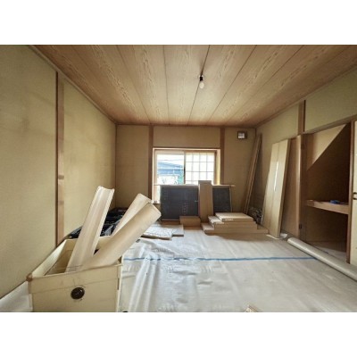 【リフォーム中　2階和室】北西向きの8畳和室です。クロス張替…