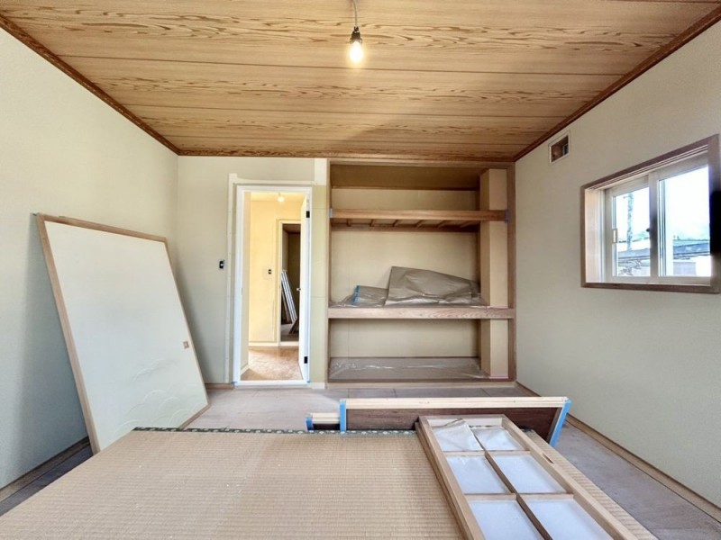 【リフォーム中　2階和室】北東向きの8畳和室です。クロス張替…