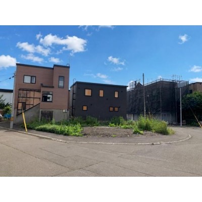 二方道路に面した開放感ある売土地。建築条件はありません。