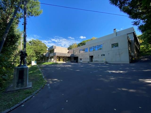 小学校：小樽市立張碓小学校：2107m