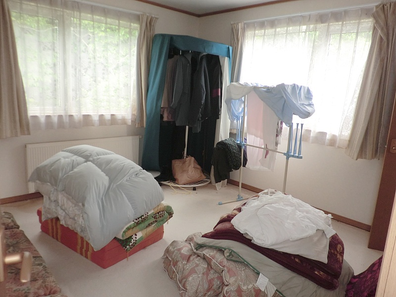 ２F：２面採光の洋室