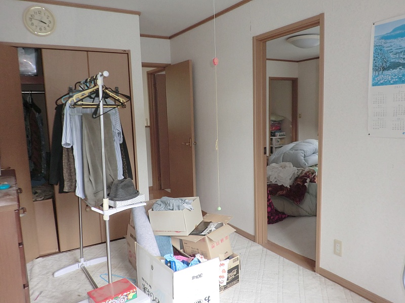 ２F：２面採光の洋室
