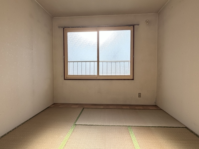 隣接する6帖の和室です。