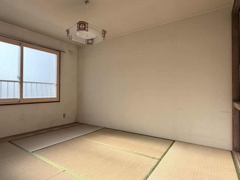 こちらも明るい光がたっぷり入る明るいお部屋です。