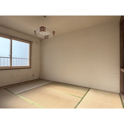 こちらも明るい光がたっぷり入る明るいお部屋です。