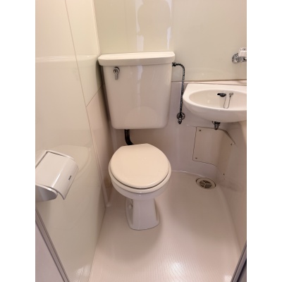 お手入れしやすく、すっきりとしたトイレです。