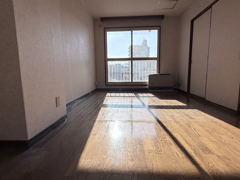 4階に位置する9帖のDKです。