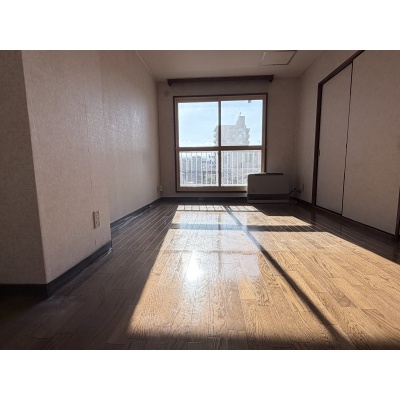 4階に位置する9帖のDKです。