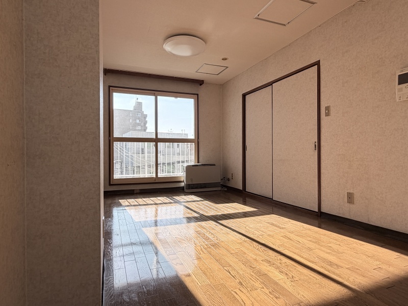 隣接する和室と合わせて、家族が集まるくつろぎの空間としても活用できます。