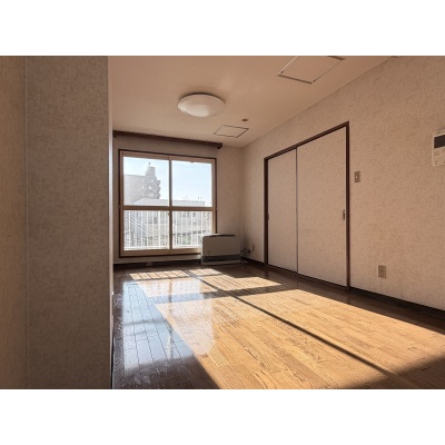 隣接する和室と合わせて、家族が集まるくつろぎの空間としても活用できます。