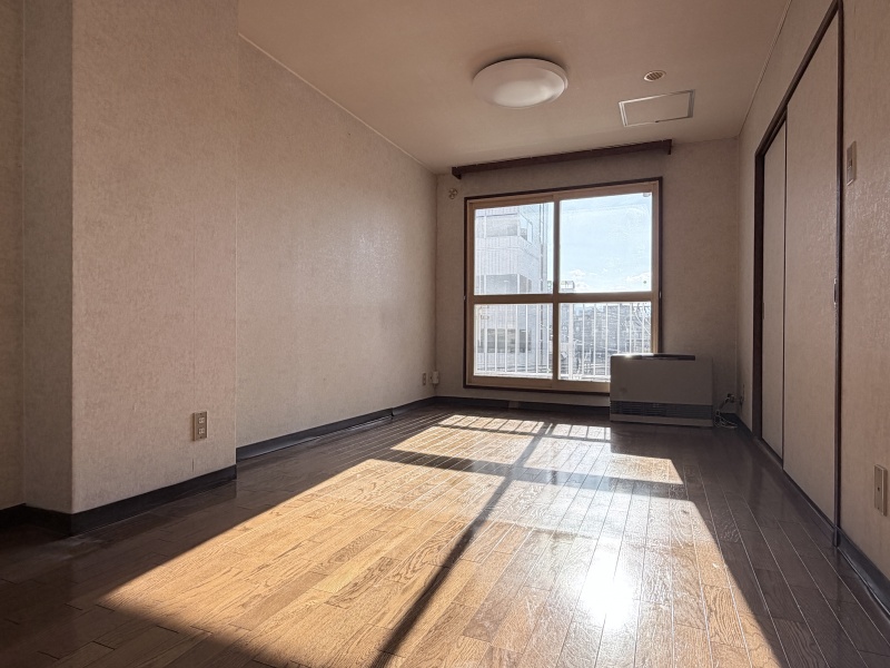 たっぷりの光が差し込む大きな窓が魅力です。
