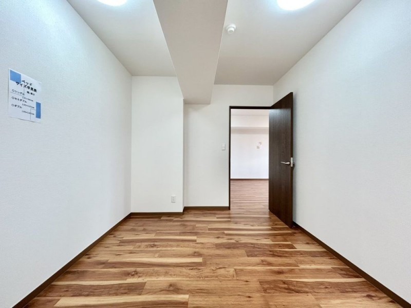 【リフォーム後　洋室(2)】クロス張替、マンション用フロア上…