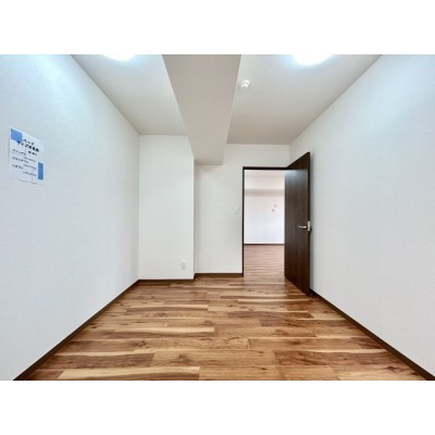 【リフォーム後　洋室(2)】クロス張替、マンション用フロア上…