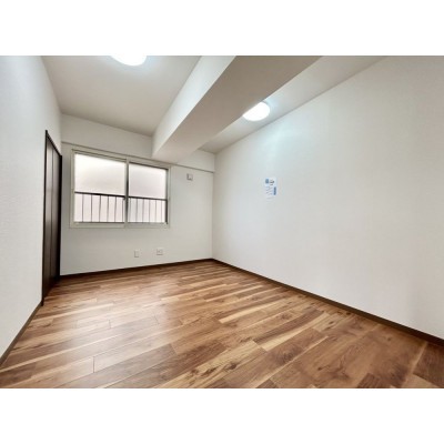 【リフォーム後　洋室(2)】クロス張替、マンション用フロア上…