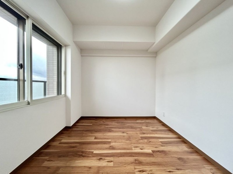 【リフォーム後　洋室(4)】クロス張替、マンション用フロア上…