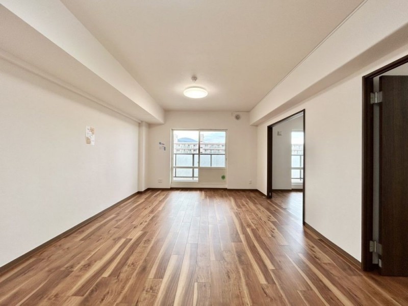 【リフォーム後　リビング】クロス張替、マンション用フロア上…