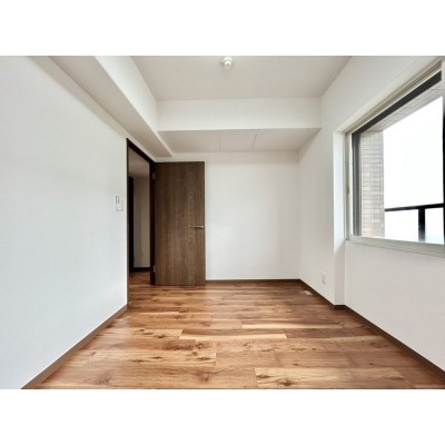 【リフォーム後　洋室(4)】クロス張替、マンション用フロア上…
