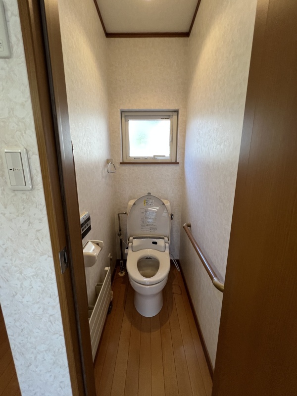 温水洗浄便座＆小窓付きでいつでも清潔＆爽やか！暖房パネル備え付けで冬場も暖かく過ごせる快適トイレです。