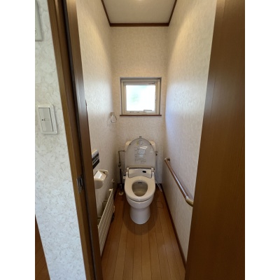 温水洗浄便座＆小窓付きでいつでも清潔＆爽やか！暖房パネル備え付けで冬場も暖かく過ごせる快適トイレです。