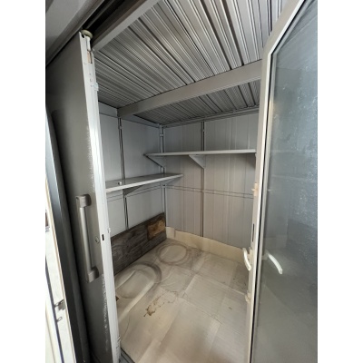 雨や雪から大切な荷物をしっかり守る物置スペース！アウトドア用品や工具の保管にも大活躍の便利な設備です。（