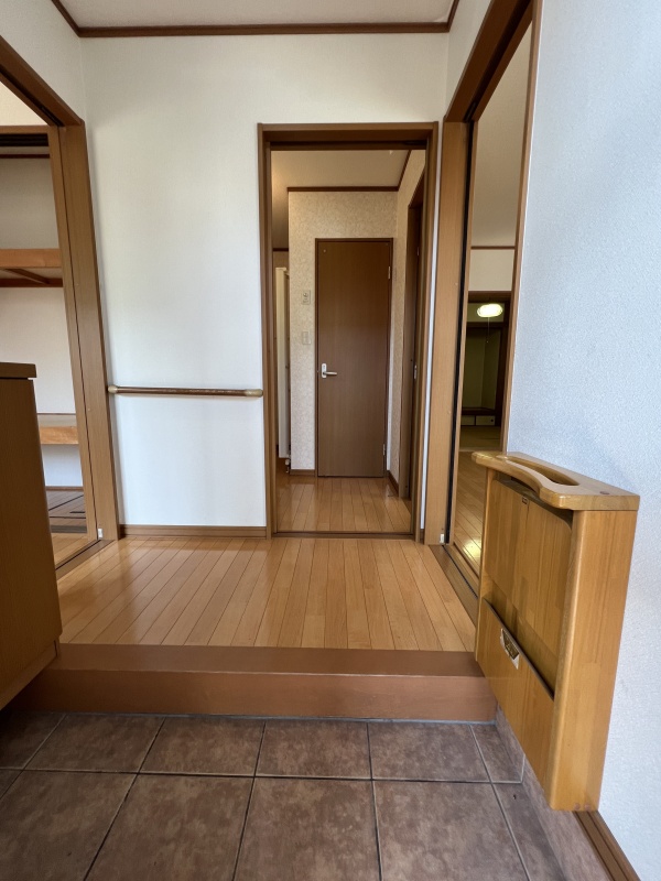 壁面手すりや折りたたみベンチを備えた優しい玄関！靴の脱ぎ履きも体に負担をかけず安心・スムーズに行えます。