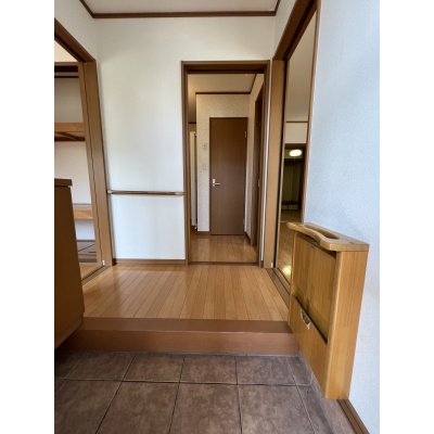 壁面手すりや折りたたみベンチを備えた優しい玄関！靴の脱ぎ履きも体に負担をかけず安心・スムーズに行えます。