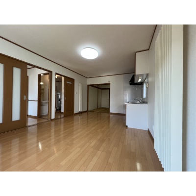 キッチンから洗面所・各室へダイレクトにアクセス！日々の家事や移動がスムーズな快適動線が魅力です。