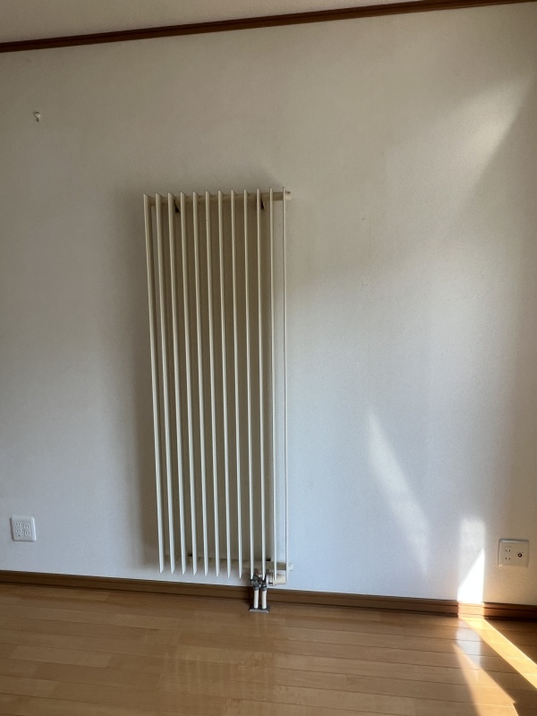 風を出さずに部屋全体を優しく温めるパネルヒーター！埃が舞い上がらず、冬場も乾燥を抑えた快適な室内環境を保ちます。