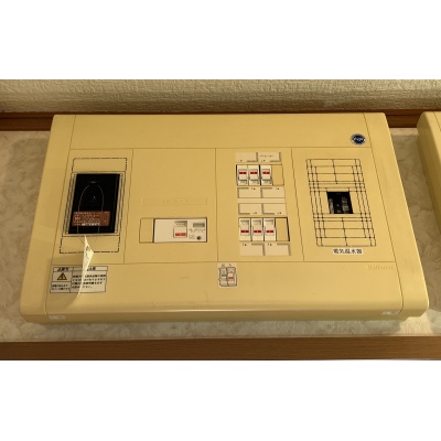 家電を同時に使っても安心な50A契約の分電盤！快適な電気生活を支えるしっかりとした容量を備えています。