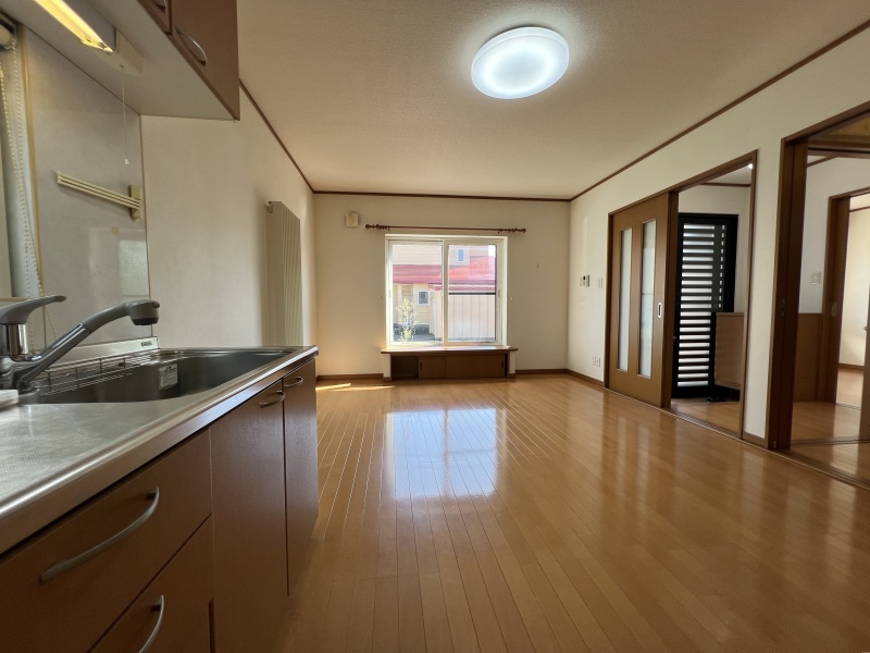 大きな窓からあたたかな陽光が差し込む明るい空間！自然光を感じながら気持ちよく料理や家事が楽しめます。