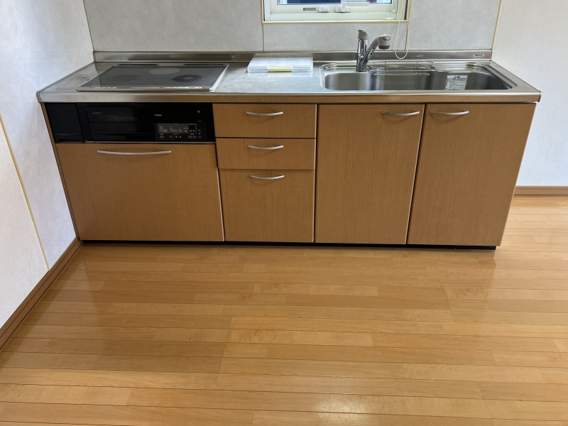 手元を明るく照らす小窓付きキッチン！木目の温もりを感じる豊富な足元収納で、調理器具もスッキリ納まります。