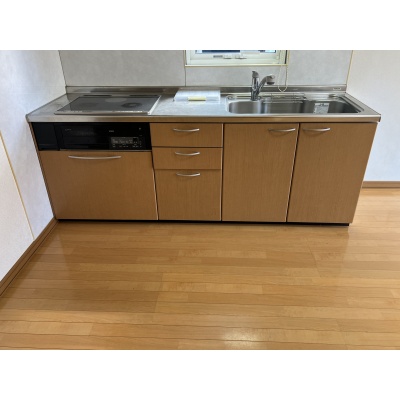 手元を明るく照らす小窓付きキッチン！木目の温もりを感じる豊富な足元収納で、調理器具もスッキリ納まります。