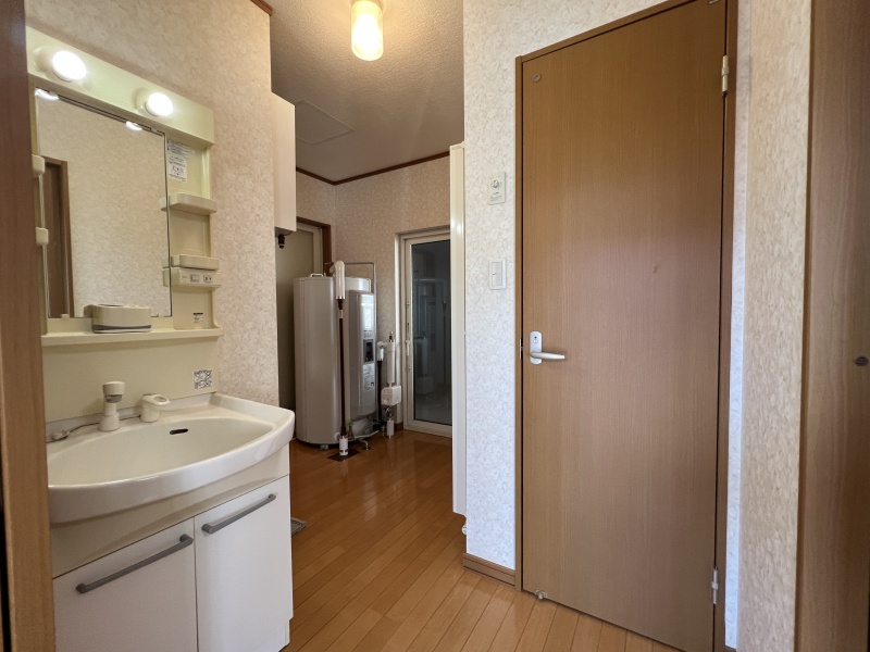 浴室・トイレへスムーズに移動できる快適動線！ゆったりとした広さで脱衣時も着替えやすく快適です。