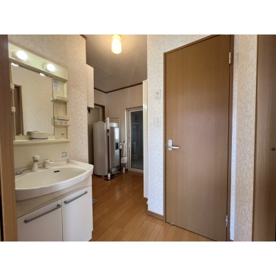 浴室・トイレへスムーズに移動できる快適動線！ゆったりとした広さで脱衣時も着替えやすく快適です。