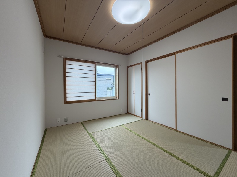 二階にもゆったりくつろげる下収納も確保された和室