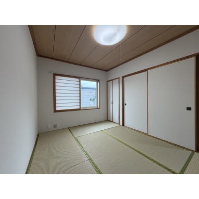 二階にもゆったりくつろげる下収納も確保された和室