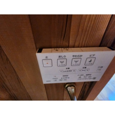 温水洗浄機能付きで、快適性にも配慮されたトイレ空間♪