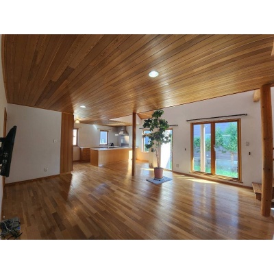 木の質感を感じながら、家族みんなでゆったりとした時間を過ごせます！
