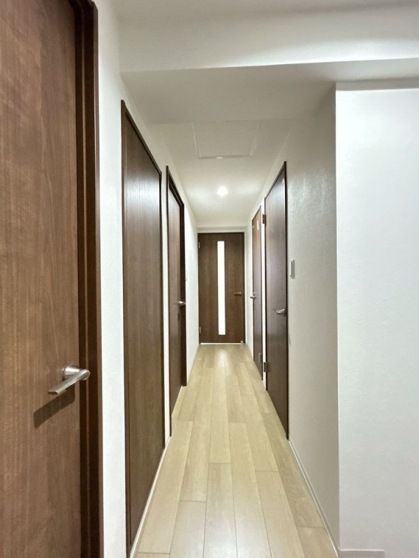 【廊下】床材とクロスの張替えを行いました。