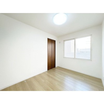 【洋室】床材とクロスの張替えを行いました。