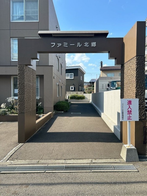 【建物外観】建物入口玄関部分は綺麗に管理されています。