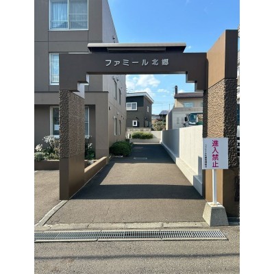 【建物外観】建物入口玄関部分は綺麗に管理されています。