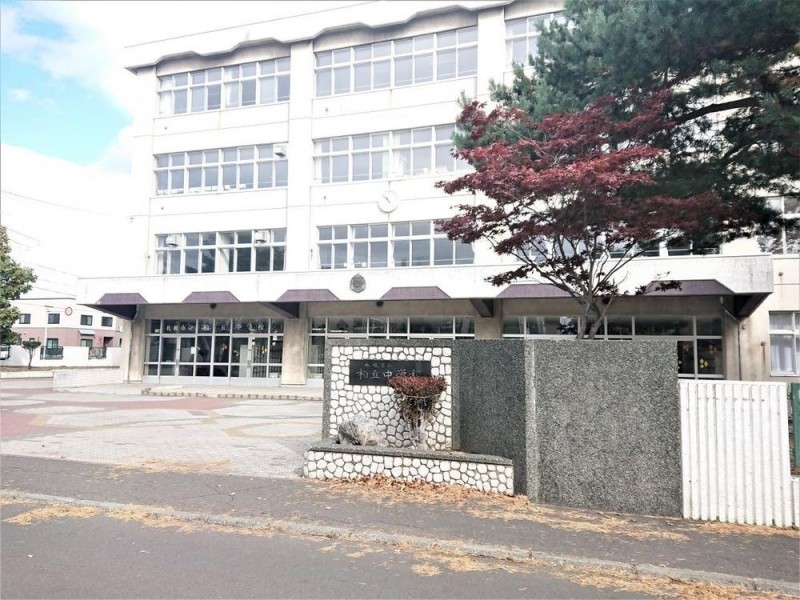 【近隣写真　中学校】札幌市立柏丘中学校まで約700ｍと徒歩9分…