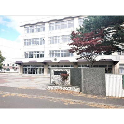 【近隣写真　中学校】札幌市立柏丘中学校まで約700ｍと徒歩9分…