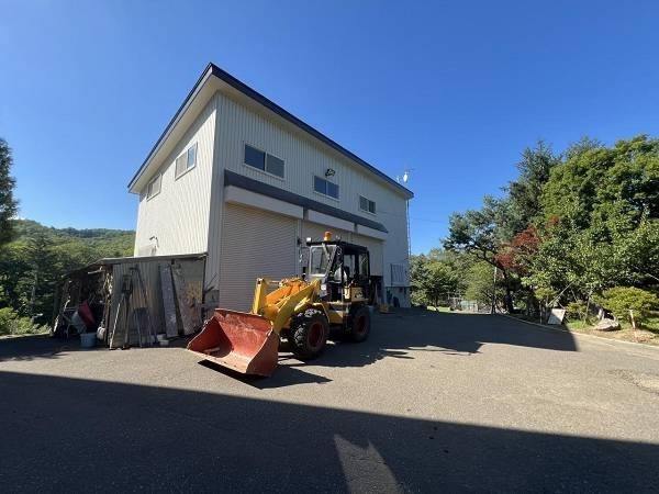 重機・倉庫もそのままのお渡しです。