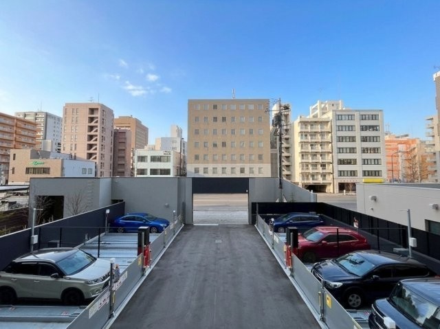目の前は敷地内駐車場のため前面建物は気になりません