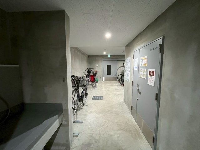 屋内駐輪場には３台のレントサイクルもございます